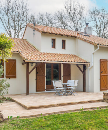 Volets battants ou roulants : quelle solution choisir à Mussidan, Périgueux, Nontron et en Dordogne ?