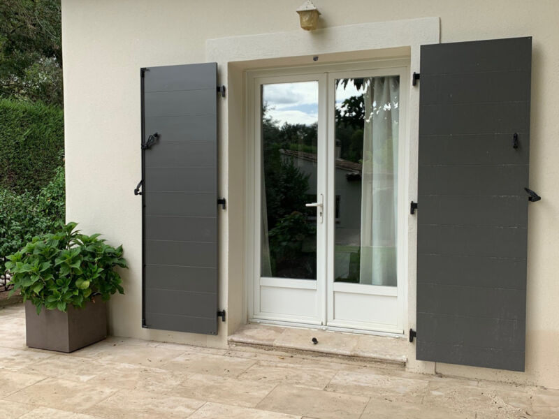 Volets battants ou roulants : quelle solution choisir à Mussidan, Périgueux, Nontron et en Dordogne ? - photo 1